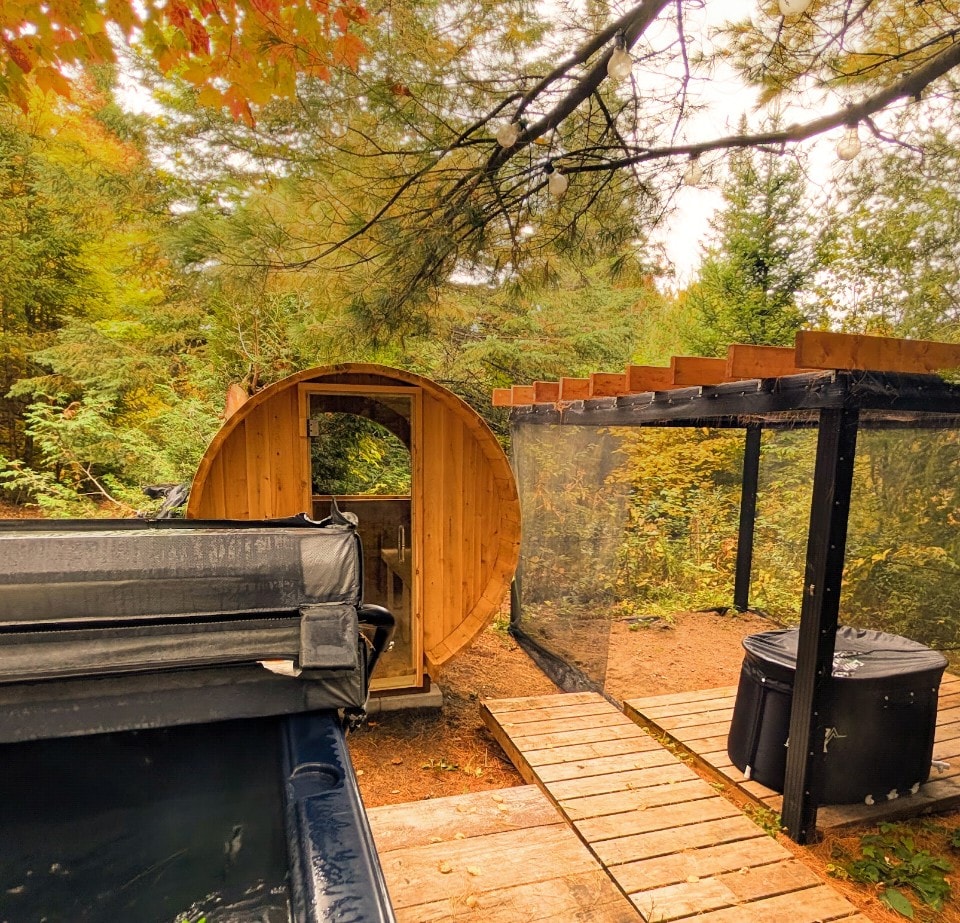 Spa et sauna en forêt automnale — Ava Kwe